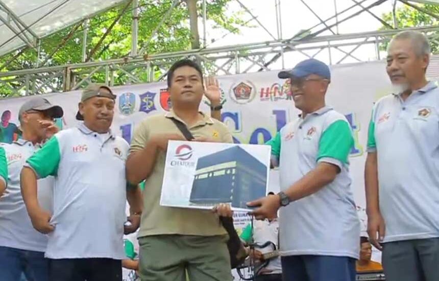 Hadiah Umrah Jalan Sehat PWI Jatim untuk Ibunda