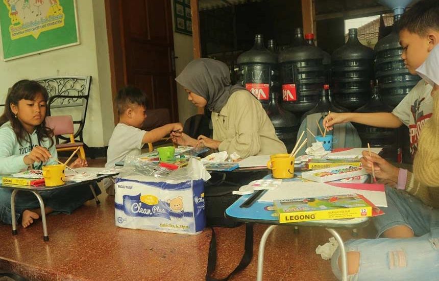 Mahasiswa Unair Edukasi Anak Penderita Kanker