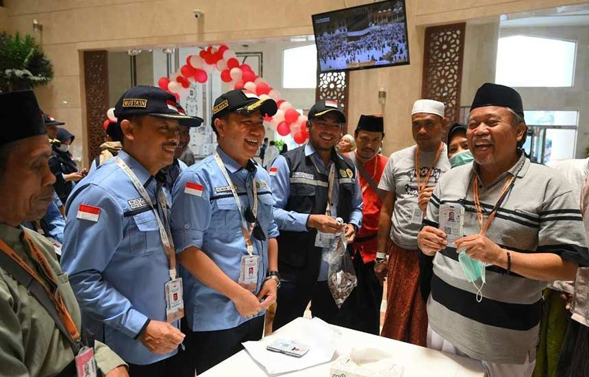 Senyum Jemaah Terima Kartu Nusuk