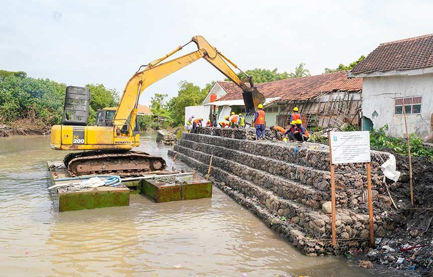 Cegah Abrasi Pasang Bronjong Sungai