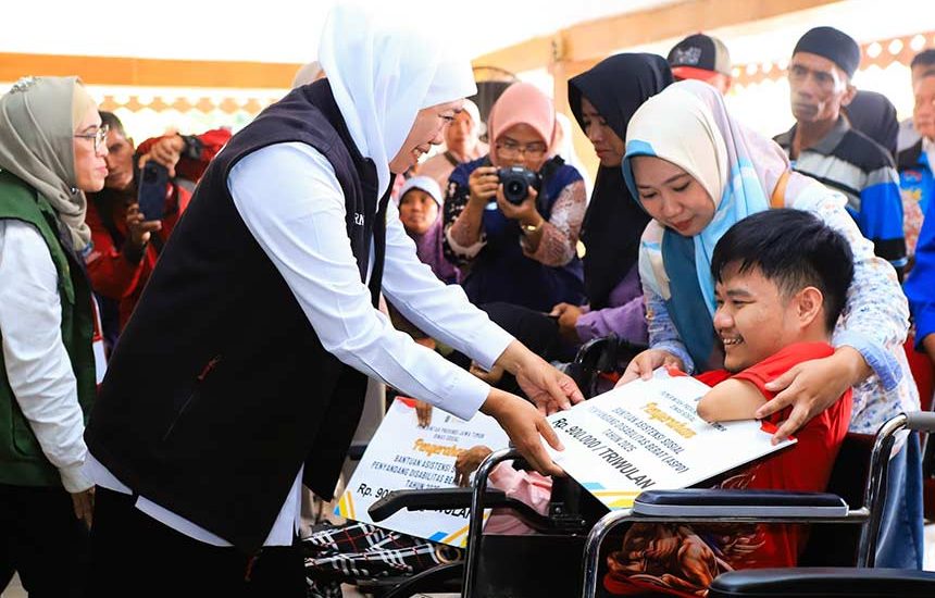 Khofifah Salurkan Bantuan Rp 10,2 Miliar