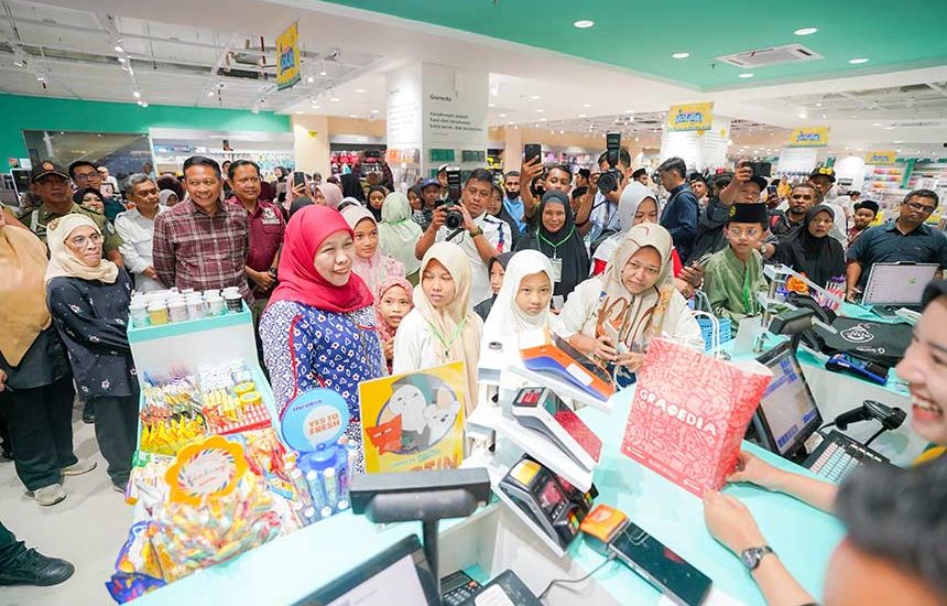 Khofifah Ajak 100 Anak Belanja Kebutuhan Sekolah