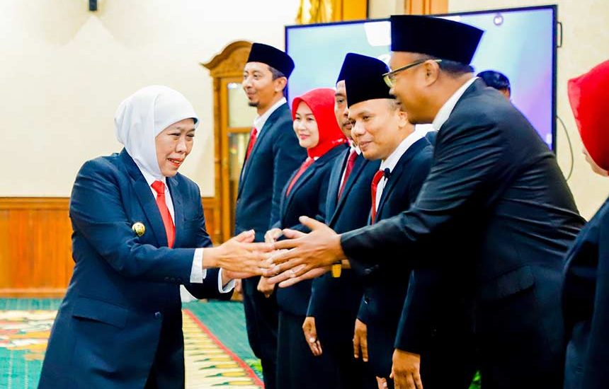 Khofifah Lantik Anggota KPID Jatim