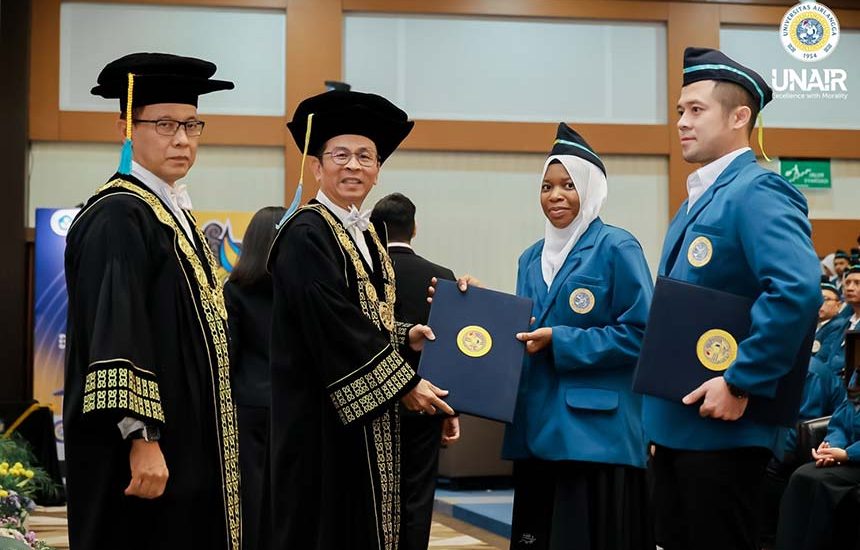 Rektor Unair Salurkan 13 Beasiswa ADS
