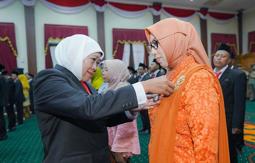 Khofifah Sematkan Satyalancana Karya Satya 576 ASN Jatim
