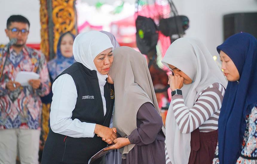 Khofifah Serahkan Santunan Duka Korban Campak di Sumenep