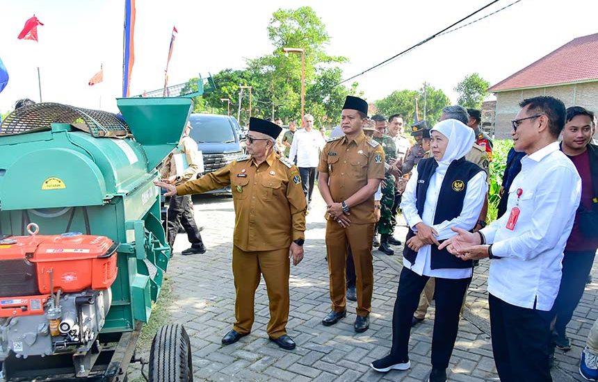 Khofifah Bantu Alsintan ke Kelompok Tani