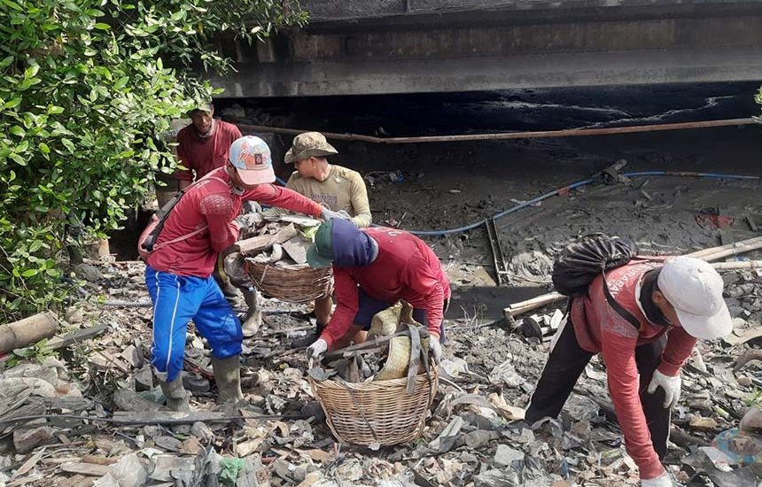 Angkut Sampah Sungai Kalianak Hingga 10 Truk