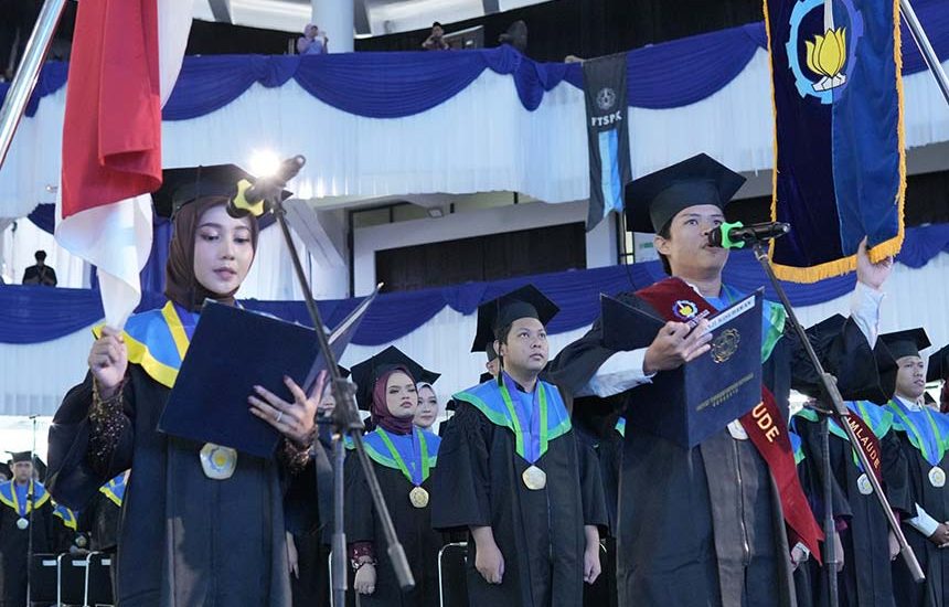 ITS Kukuhkan 4.948 Wisudawan