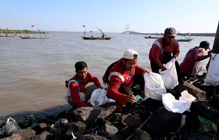Warga Surabaya Bersihkan Pantai Tambak Wedi