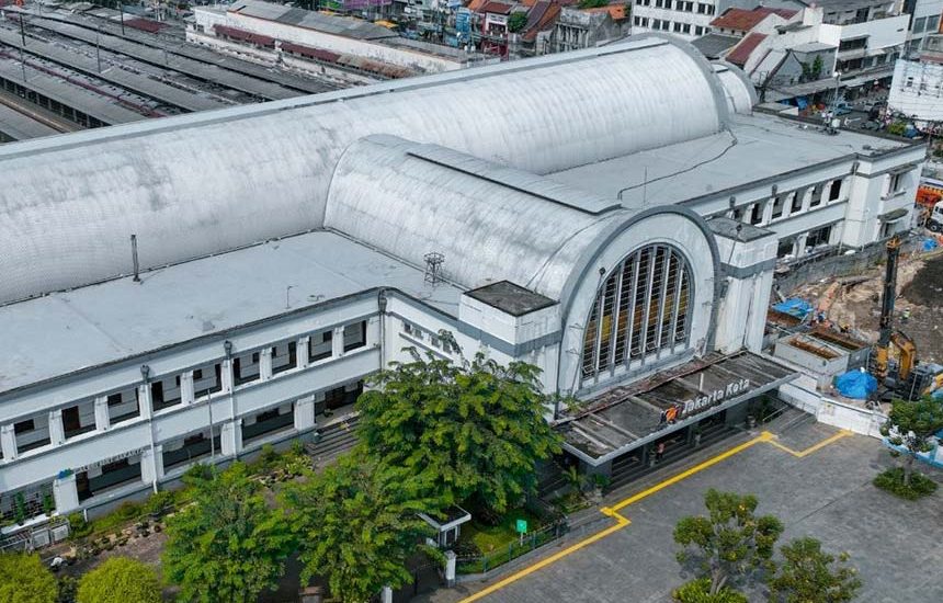 Stasiun Jakarta Kota, Simpul Transportasi Bersejarah
