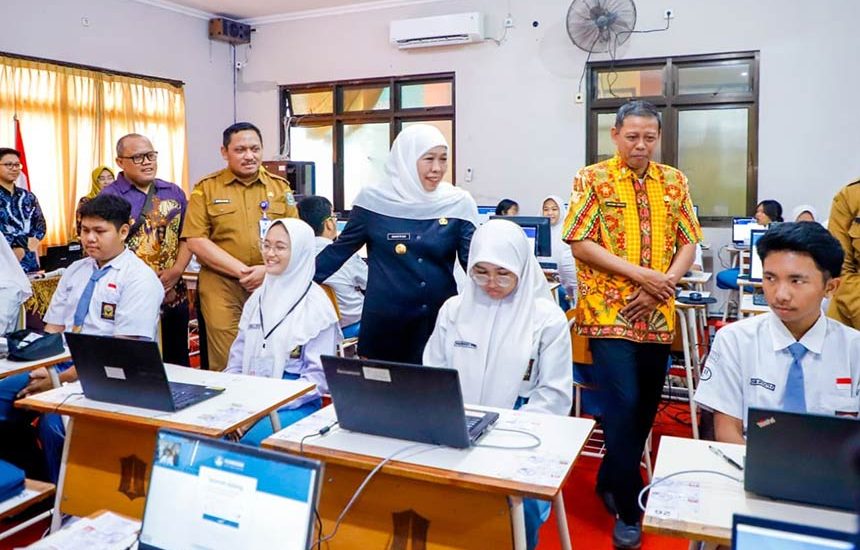 Khofifah Tinjau TKA di SAMN 6 Surabaya