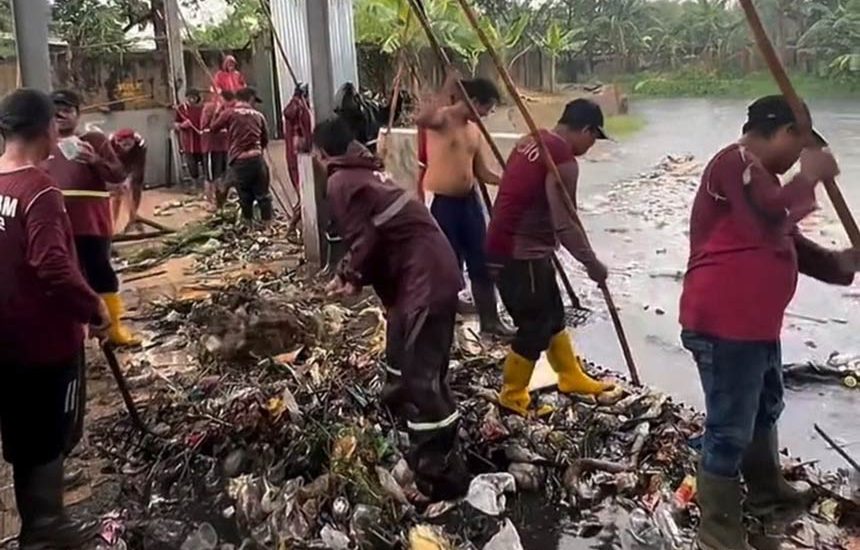 Buang Kasur di Sungai Bisa Masuk Bui