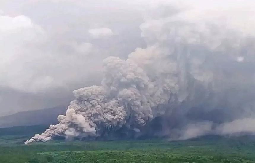 Gunung Semeru Masih Erupsi