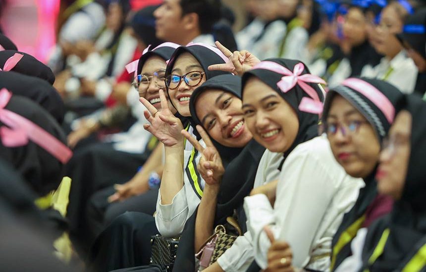 Sekolah Orang Tua Hebat Wisuda Ribuan