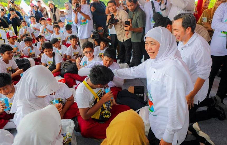 Khofifah Minum Susu Bareng Siswa SD