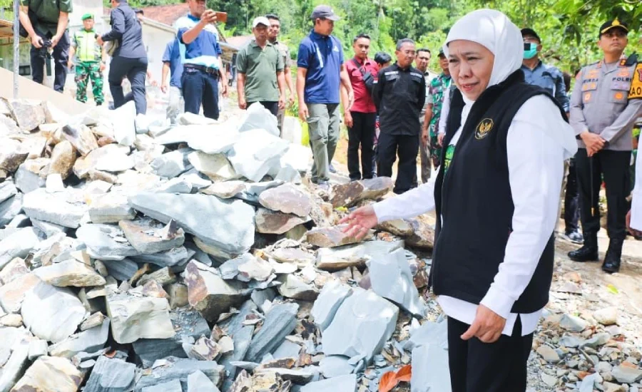 Gubernur Khofifah Tinjau Rekonstruksi Dua Jembatan di Pacitan, Perkuat Jatim Akses Pascabencana