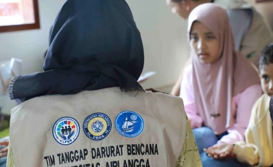Tim Tanggap Darurat Bencana UNAIR Dampingi Anak Penyintas Galodo di Agam, Fokus Pulihkan Trauma