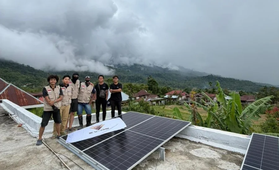 Pulihkan Energi dan Komunikasi Pascabencana, UNAIR Pasang Solar Panel dan Starlink di Malalak