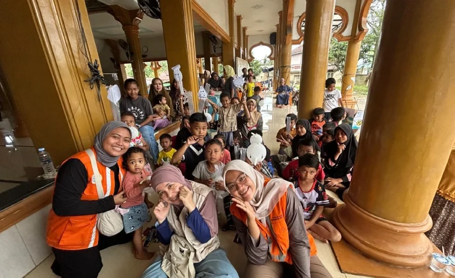 Relawan UNAIR Fokuskan Trauma Healing Anak Terdampak Bencana Aceh dan Sumatra