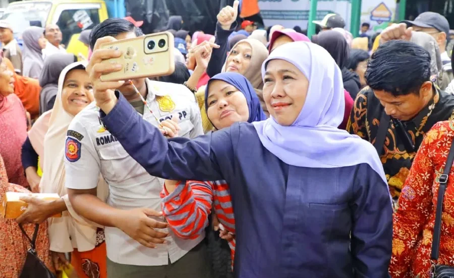 Hujan Deras Tak Surutkan Antusiasme, Pasar Murah ke-286 di Sawotratap Diserbu Warga: Gubernur Khofifah Tegaskan Komitmen Stabilkan Harga Jelang Nataru