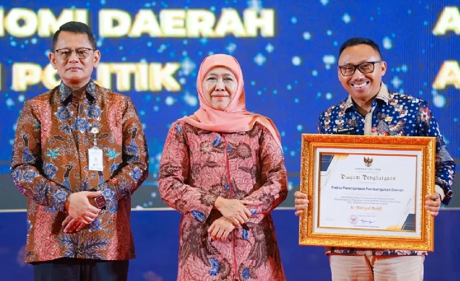 Gubernur Khofifah Serahkan Penghargaan Layanan Publik 2025, Tegaskan Komitmen Tata Kelola Pemerintahan Bersih dan Melayani
