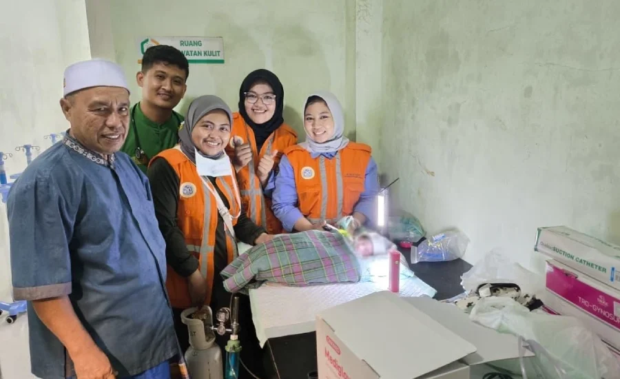 Di Tengah Keterbatasan Pascabanjir, Tim UNAIR Bantu Persalinan Ibu di Posko Aceh Tamiang