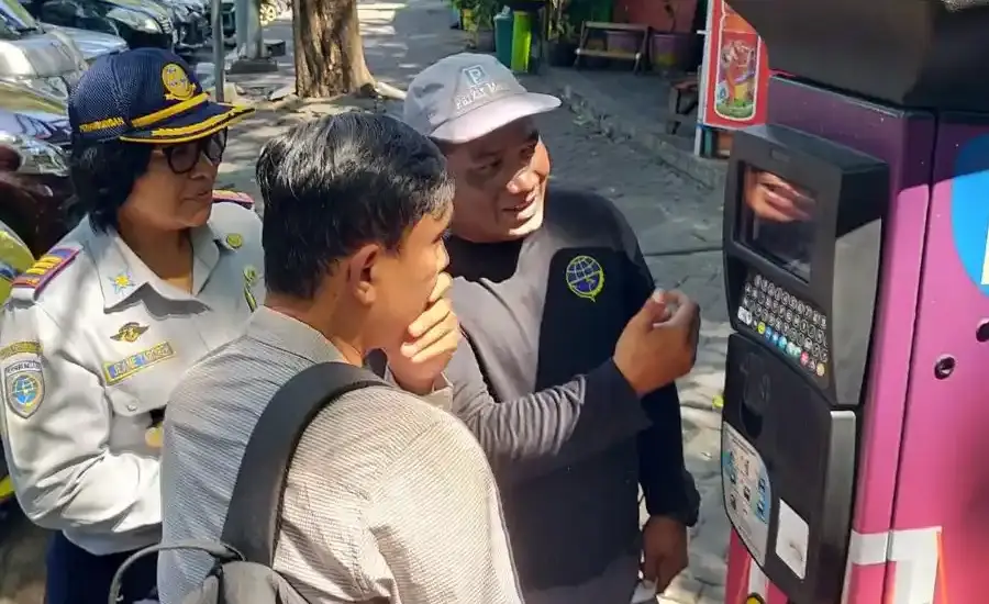 Bayar Parkir Non-Tunai Ditolak Jukir, Wali Kota Surabaya Minta Warga Lapor Satgas Anti-Preman parkiri