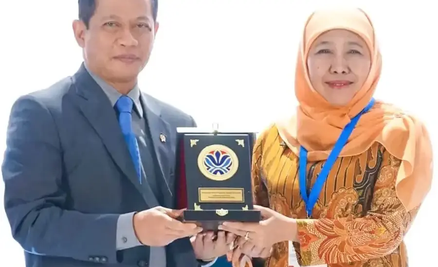 Jawa Timur Raih Penghargaan Nasional Pengelolaan Sampah 2026, Khofifah Dinobatkan Pembina Terbaik Jawa Timur sabet penghargaan nasional pengelolaan sampah 2026. Khofifah jadi Pembina Terbaik, 13 daerah terima sertifikat menuju kota bersih.