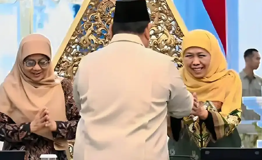 Gubernur Khofifah Hadiri Forum Harmoni Bangsa bersama Presiden Prabowo di Istana Negara Gubernur Khofifah bersama pimpinan ormas Islam hadir di Istana Negara untuk memperkuat harmoni bangsa. Forum dengan Presiden Prabowo dinilai positif dan produktif.