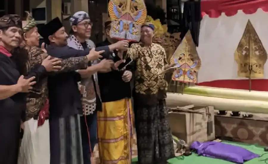 UNAIR Lestarikan Mata Air Lewat Budaya, Resmikan Satgas Air Lawang dengan Pagelaran Wayang Kulit UNAIR meresmikan Satgas Mata Air Lawang melalui pagelaran wayang kulit sebagai upaya pelestarian sumber air berbasis budaya lokal.