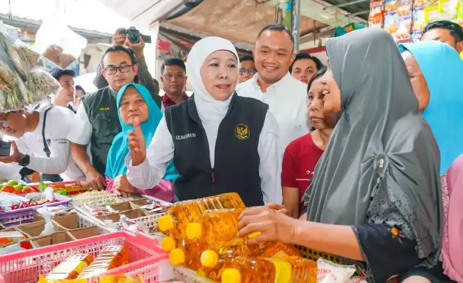 Blusukan ke Pasar Dukuh Kupang, Khofifah Instruksikan Tambah Stok Telur dan MinyaKita