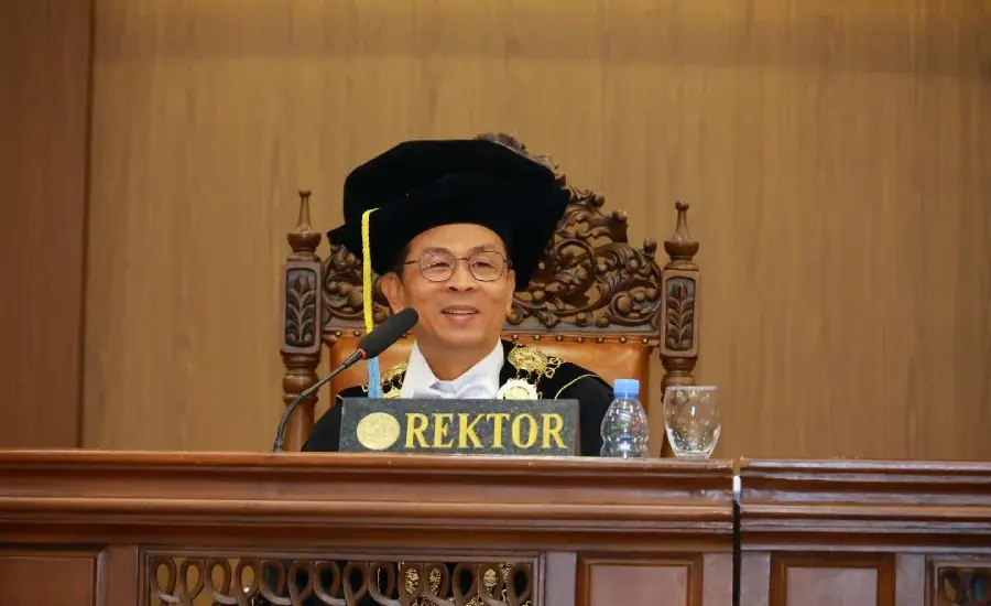 Momen Langka di UNAIR: Sepasang Suami Istri Dikukuhkan Bersama sebagai Profesor