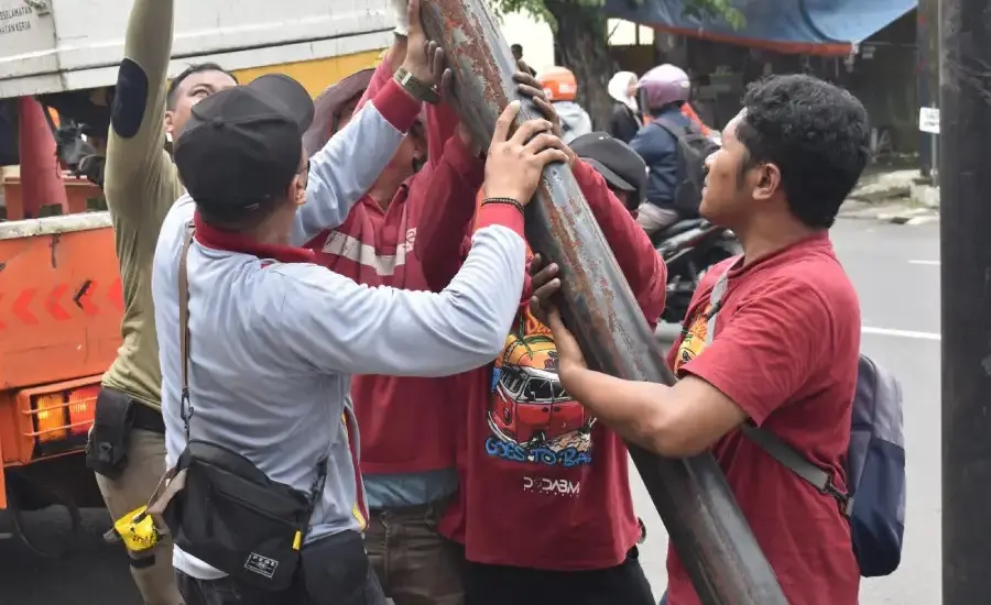 Tata Kabel Semrawut, Pemkot Surabaya Bongkar 45 Tiang Fiber Optik Tak Berizin