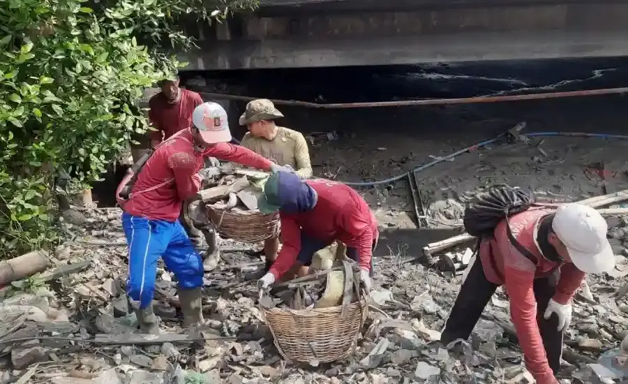 Pemkot Surabaya Siagakan Pompa Nonstop, Genangan Osowilangun Dipantau 24 Jam