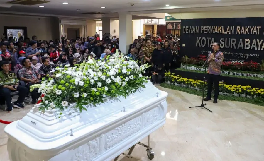 Tangis Haru Warnai Pelepasan Ketua DPRD Surabaya, Eri Cahyadi Kenang Dedikasi Awi