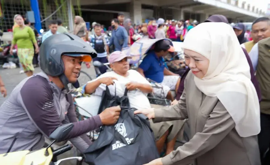 Khofifah Sapa Ojol dan Marbot Surabaya, 290 Paket Sembako Dibagikan Jelang Ramadhan
