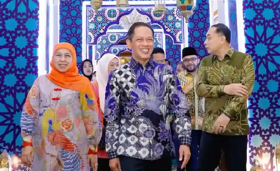 Khofifah Gandeng 7 Kepala Daerah, Jawa Timur Kembangkan Listrik dari Sampah di Surabaya dan Malang Raya Gubernur Jawa Timur Khofifah Indar Parawansa bersama Menteri Lingkungan Hidup Hanif Faisol Nurofiq dan Wali Kota Surabaya Eri Cahyadi