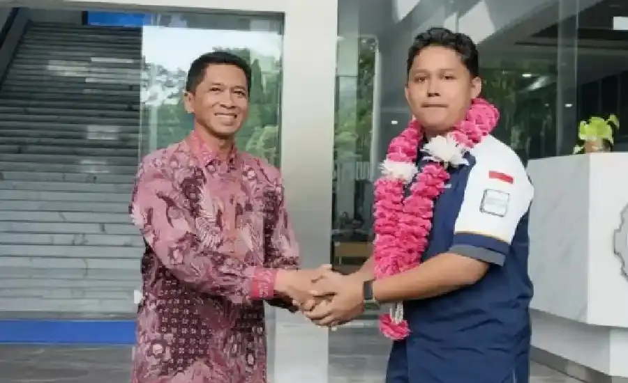 Tim Barunastra ITS Kembali Juara Dunia IRC 2026 di AS, Pertahankan Dominasi Robotika Maritim Internasional Prof Dr (HC) Ir Bambang Pramujati ST MScEng PhD (Rektor ITS, kiri) saat memberikan ucapan selamat pada perwakilan Tim Barunastra ITS (kanan) atas keberhasilan meraih gelar Grand Champion di ajang International Roboboat, Amerika Serikat