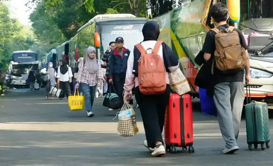 ITS Berangkatkan 27 Bus Mudik Gratis Lebaran 2026, Peserta Tembus 1.180 Orang ITS gelar mudik gratis Lebaran 2026 dengan 27 bus dan 1.180 peserta. Program ini bantu kurangi biaya dan kepadatan lalu lintas.