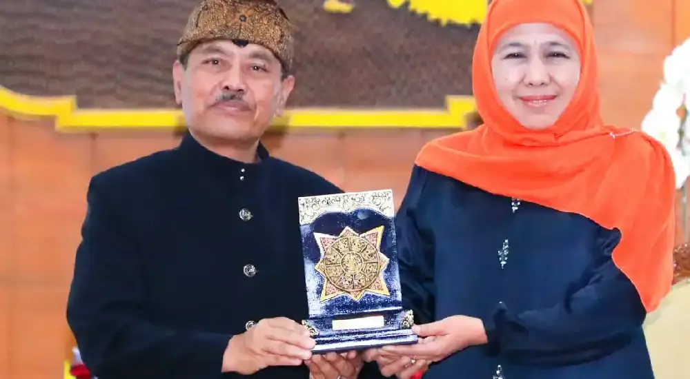 Khofifah Inisiasi Perda Masyarakat Adat, Dorong Perlindungan Suku Tengger dan Bagi Hasil Kawasan Bromo Khofifah inisiasi Perda Masyarakat Adat di Jatim, dorong perlindungan suku dan bagi hasil ekonomi kawasan Bromo bagi warga lokal.