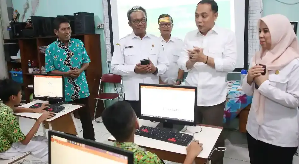 TKA 2026 di Surabaya Dimulai April, Ujian Bertahap dengan Soal Berbeda Tiap Sesi TKA 2026 Surabaya digelar bertahap berbasis komputer dengan soal berbeda tiap sesi. Libatkan puluhan ribu siswa SD dan SMP.
