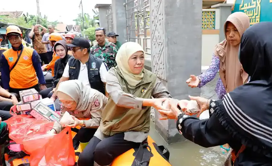 Khofifah Tinjau Banjir Pasuruan, Salurkan Bantuan dan Siapkan Solusi Jangka Panjang Gubernur Khofifah tinjau banjir Pasuruan, salurkan bantuan dan siapkan solusi jangka panjang. Lebih dari 1.100 KK terdampak banjir.