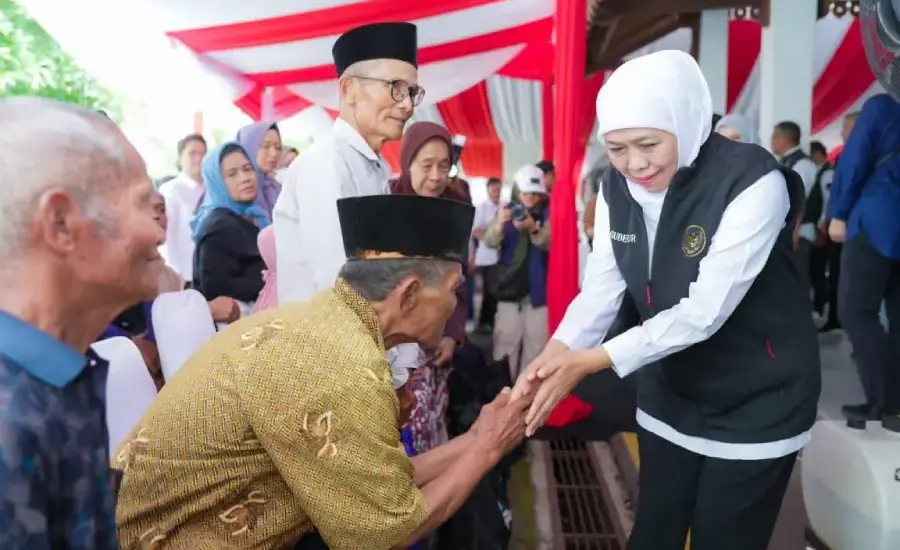 Salurkan Bansos Rp5,26 Miliar di Banyuwangi, Khofifah Perkuat Bantalan Sosial dan Ekonomi Warga Rentan