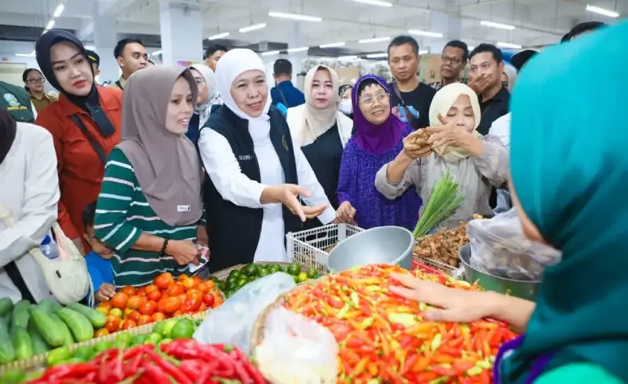 Pantau Harga Pasca Lebaran, Khofifah Pastikan Sembako di Pasar Legi Ponorogo Stabil dan Terjangkau