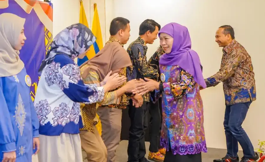 Khofifah Lantik IKA UNAIR Lampung, Tekankan Peran Alumni dalam Pembangunan Berkelanjutan dan Penguatan Reputasi Global