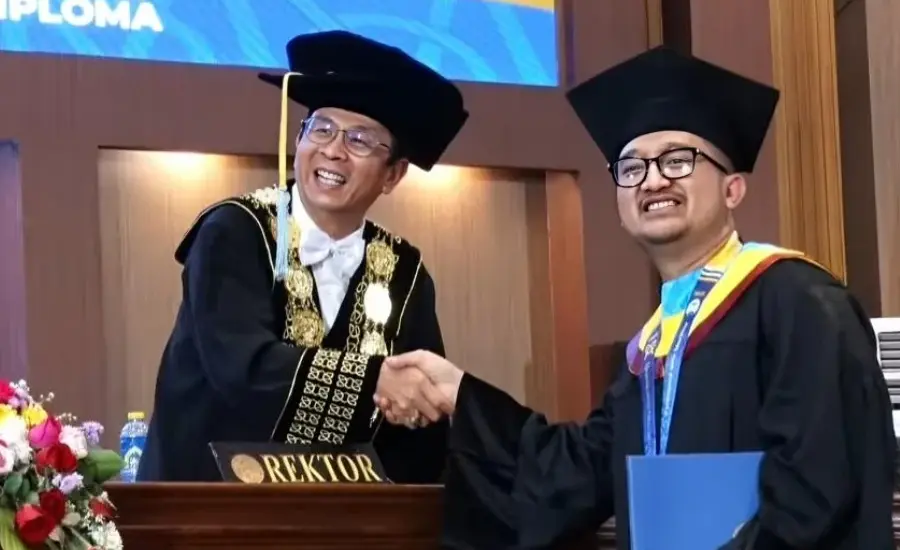 Tom Liwafa Resmi Sandang Gelar Doktor UNAIR, Tegaskan Peran Akademik dalam Penguatan Kebijakan Publik