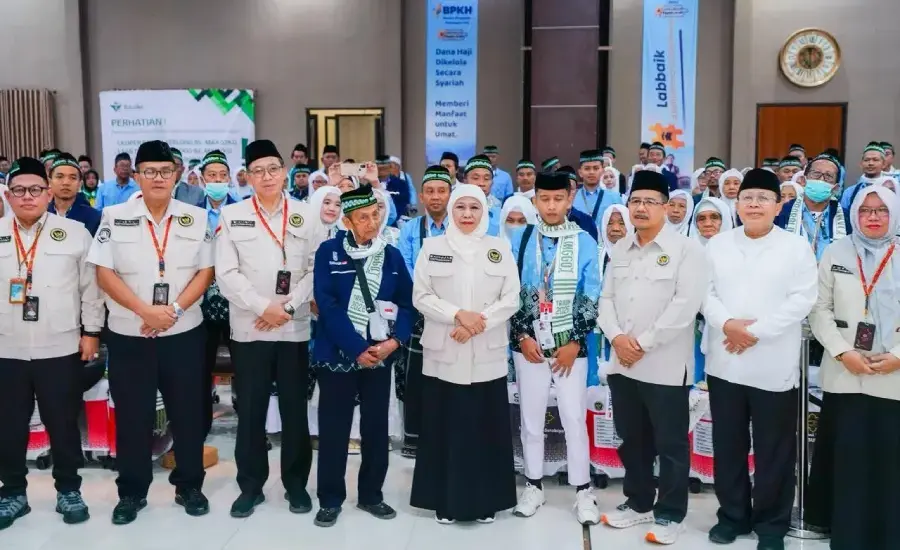 Kloter Perdana Haji 2026 dari Surabaya Diberangkatkan, Khofifah Ingatkan Kesiapan Fisik di Tengah Cuaca Ekstrem