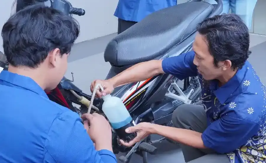 ITS Kembangkan Bensin Sawit Ramah Lingkungan, Efisien dan Berpotensi Kurangi Ketergantungan BBM Impor ITS kembangkan bensin sawit efisien dengan emisi rendah. Inovasi ini berpotensi kurangi ketergantungan BBM fosil di Indonesia.