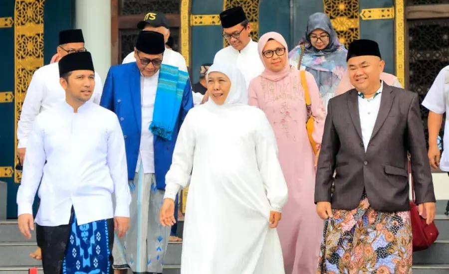 Khofifah dan Emil Salat Iduladha di Masjid Al Akbar, Serahkan Sapi Kurban Presiden Prabowo